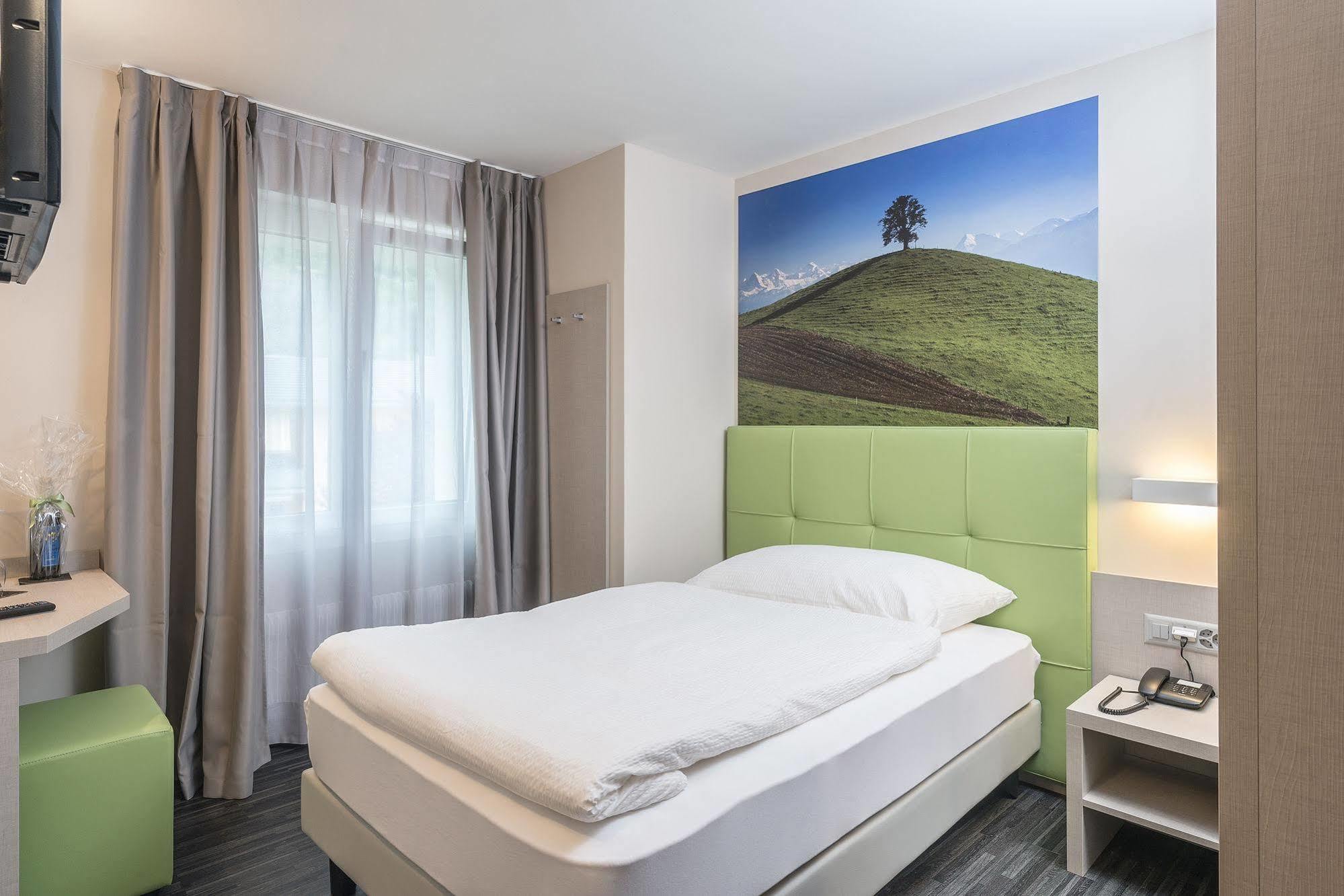 Hotel Adhhoc