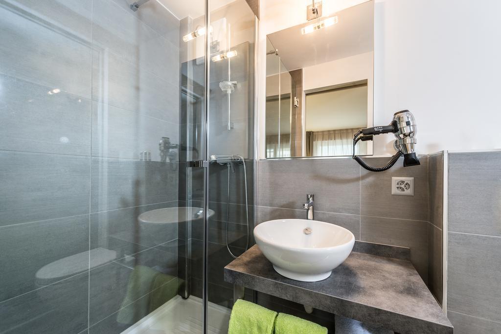 Adhhoc Hotel