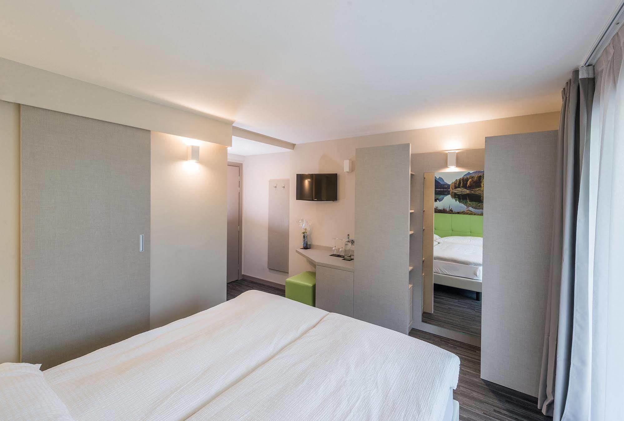 Hotel Adhhoc